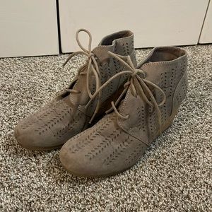 Taupe wedge shoe